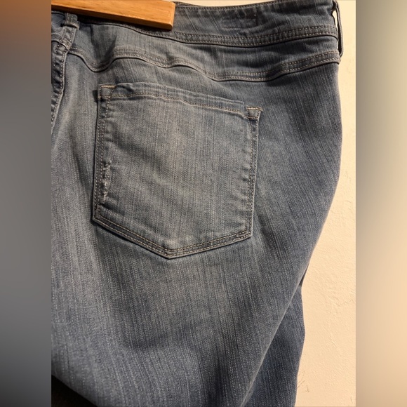 Torrid Premium Women’s Luxe Skinny Jeans Sz 22R Light Wash Torn Distressed EUC - Picture 8 of 8